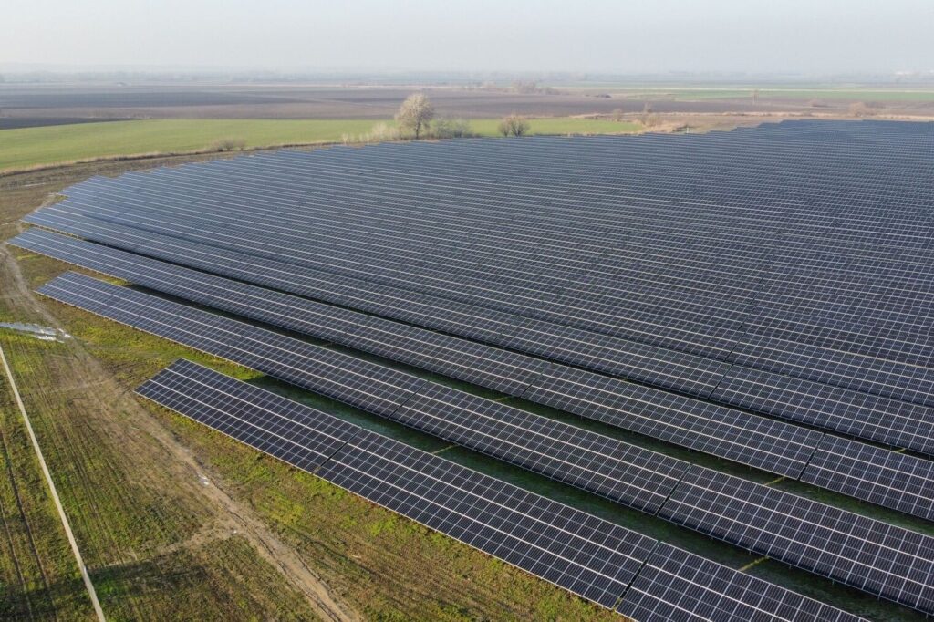 Solcellepark på landet, der kan udbygges med batteri til solceller erhverv