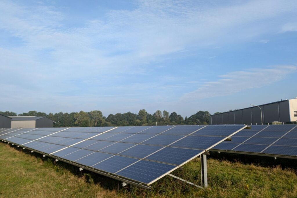 Solceller mod klar himmel ved erhvervsbygning med batteri til solceller erhverv